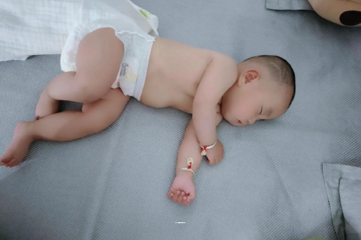 来宾孕妇显怀早的原因